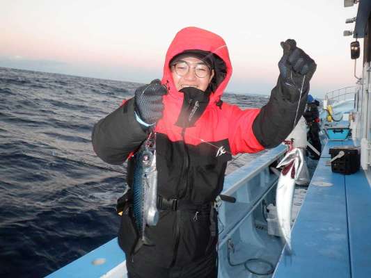 この釣り初挑戦の釣り人もスタッフのアドバイスでゲット！ &copy;釣りビジョン