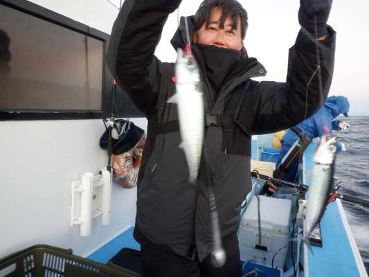 早速、良型のサバがダブルで釣れた！ &copy;釣りビジョン