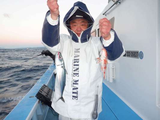 良型のサバとユメカサゴのダブル！ &copy;釣りビジョン