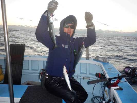 調子が上がってきた！サバのトリプル！ &copy;釣りビジョン