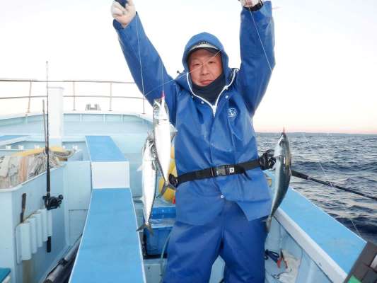 オモリ着底後、シャクっては止めてタナを探ってトリプル！ &copy;釣りビジョン