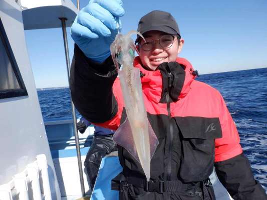 ヤリイカ釣り初挑戦の釣り人もレンタル・タックルでゲット！ &copy;釣りビジョン