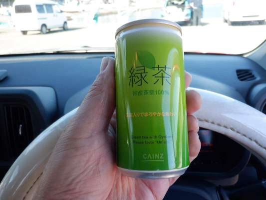 下船後頂いたサービスのお茶。ギュッと握って手を温めた。 &copy;釣りビジョン
