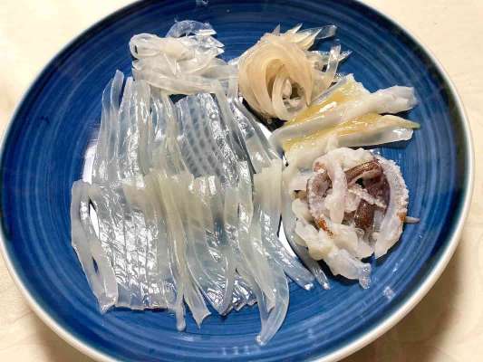 パラソル級ヤリイカの刺身！肉厚、透明、コリコリ、モチモチ、甘～い！ &copy;釣りビジョン