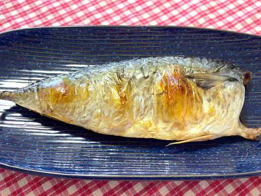 ふっくら丸い塩サバ（干物）、飴色の焼き色は脂乗りの良い証拠！ &copy;釣りビジョン