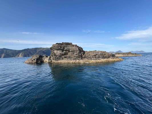 北浦が誇る一級磯【中のハエ】。磯はかなり広く大人数で楽しめる。夏には良型尾長の釣果も期待できるとのこと！ &copy;釣りビジョン