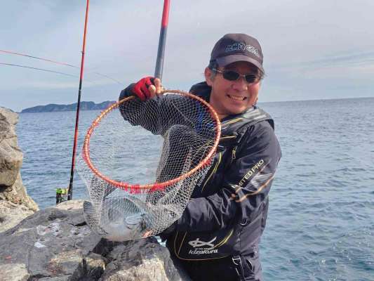 永松さんが釣り上げたのは46cmの丸々としている良型の口太グレ！ &copy;釣りビジョン