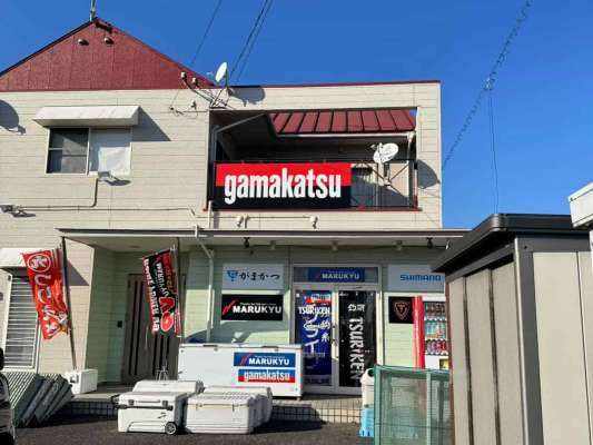 宮崎県日向市にある【フィッシング磯屋】さん。気さくな店主が各エリアの情報を丁寧に教えてくれる。〒883-0068 宮崎県日向市亀崎西1丁目9　TEL：0982-53-7071 &copy;釣りビジョン