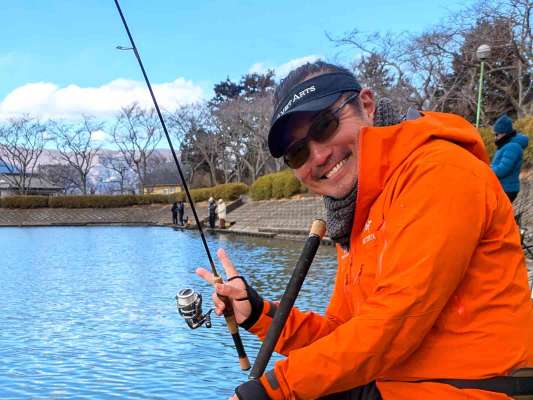 ベルベットアーツ・伊藤雄大。トーナメントで勝ち抜く術だけでなく、エリアフィッシングの基本的なアプローチも紹介してくれている。 &copy;釣りビジョン