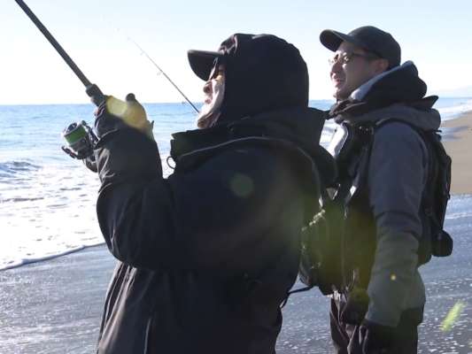 使用ロッドは、10フィートミディアムヘビークラスのシーバスロッド。ルアーはシンキングペンシル30g、カラーはセンドウ曰く「弱気な無難な色イワシカラー」。初のオオニベ釣りとなるセンドウは〝マブダチ〟タクトさんからレクチャーを受けながらスタート。目の前にはボイルが発生している。グチが群れている時はその下を狙う。着底させ、数回シャクっては着底を繰り返す、が基本。また、ルアーをテンションフォールさせるとフォール中に喰ったり、着底した後も拾い喰うことがあるという。すると、突然センドウのロッドが大きく曲がる！これはエイか？オオニベか？オオニベであれば、叩くような引きとのことだが、釣ったことのないセンドウには判断がつかない。掛けて30分。ようやく魚が近づいてきた。そこに見えたヒレは、エイではなく間違いなく魚のヒレ。さあ〜上がってくるのはメーター超の〝オオニベサイズ〟なのか？！&copy;釣りビジョン