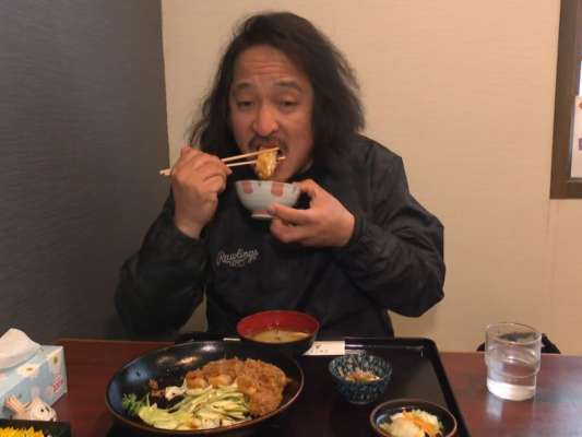 宮崎と言えば「チキン南蛮」！ということで、延岡でチキン南蛮の名を全国に広めた名店「直ちゃん」へ。お店の前には、揚げたての鶏肉に甘酢をジュワッと染み込ませた人気の一皿を目当てに行列が！タルタルソースを使わないのが本場延岡スタイル。サラッとしたタレに衣は卵感がハンパない。センドウも「そりゃ〜並ぶわ！」と納得の一品！&copy;釣りビジョン