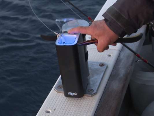 この釣りでは備えてほしいアイテム「蓄光器」。深海で長く光らせ、魚にアピールすることが大事となる。村田は使用するジグをグロー系で揃えた。バラムツやアブラソコムツは、日中は水深500m近くに潜み、夜になるとイカやタチウオなどのベイトを追って水深100m近くまで浮上してくるという。&copy;釣りビジョン