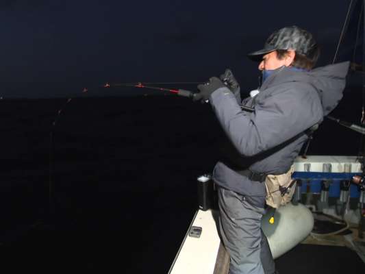 PE4号、リーダーナイロン100ポンド、ロッドは6番606、リールは2000番。フワフワと誘うだけという、決して難しい釣りではないバラムツ・アブラソコムツ釣り。しかし、掛かってからが大変。深海から上がってきても引きが衰えないという。今回も、姿を見せてから何度もラインが引き出され、なかなか上がらなかった。200m手巻きの死闘は必見だ！&copy;釣りビジョン