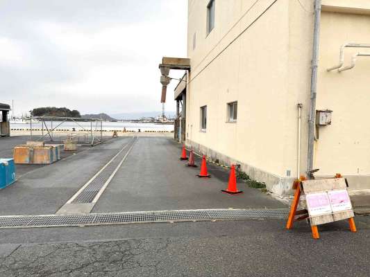 建物に沿って右へ曲がると岸壁へ出られる。 &copy;釣りビジョン