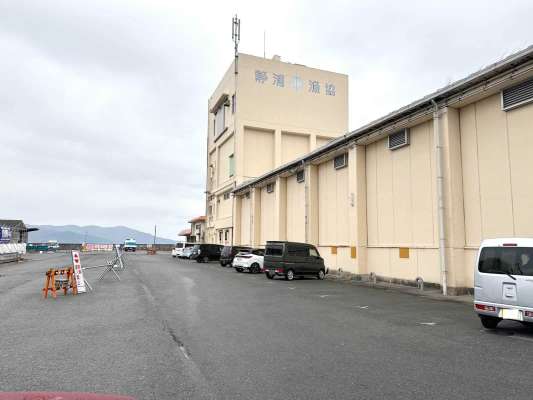 漁協の建物に沿って進み…。 &copy;釣りビジョン