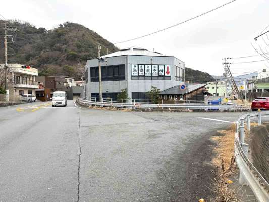 港入口は漁協直売所のある信号を右折。 &copy;釣りビジョン