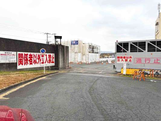 漁協手前「関係者以外立入禁止」のゲートを入る。 &copy;釣りビジョン