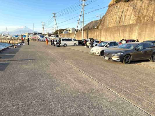 集合時間までに船着場前へ駐車して待つ。 &copy;釣りビジョン