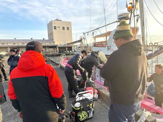 船長の案内に従って、指定の釣座に乗船。 &copy;釣りビジョン