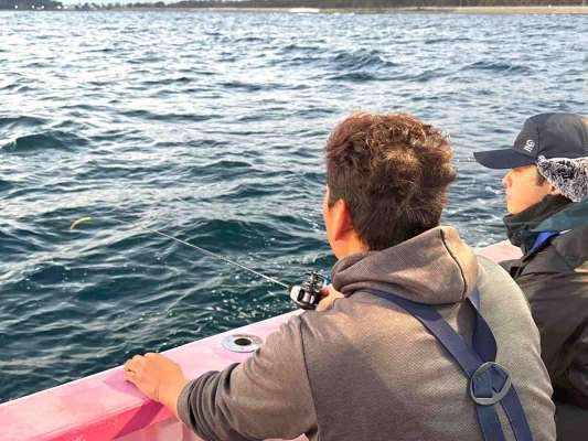 希望者には中乗りさんがレクチャー」。 &copy;釣りビジョン