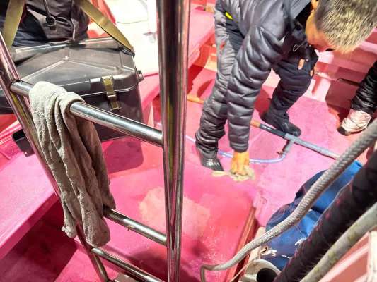 下船前にスミを洗い流すエチケット &copy;釣りビジョン