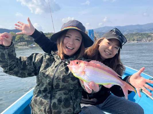 自分で探したポイントで、魚を釣ることができたら最高の気分だ！（左から、フッチー、にっしゃん）&copy;釣りビジョン