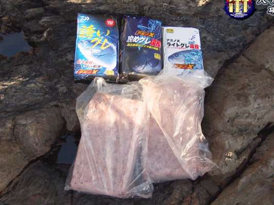 撒きエサ作りはまさに個性が出る場面。田中氏は遠投仕様へ丁寧に仕上げる。