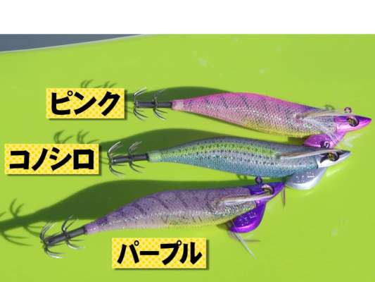 スクイッドマニアのワイルドチェイスB-TR。今回先生イチオシのクリアボディは澄み潮・低水温に強く、アピールしながらもナチュラルに見せるカラー。トータルバランスが良く、ダートのキレや潮ガミ、姿勢、すべてにおいて高次元のエギとなっている。また美しいカラーが揃っているこのエギがすべて手塗りというから驚きだ！今回のヒットカラーは「爆乗りピンク」！「それいけコノシロ」も甲浦では強いカラーとのこと。&copy;釣りビジョン