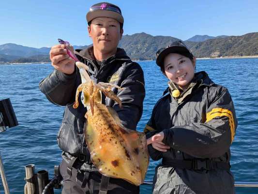 今日のヒットカラー「爆乗りピンク」にエギをチェンジすると、尾田にもヒット。フォールして底付近のヒットであった！ステイで見切ったアオリイカがフォールで反応した。シャクリだけではなく、「フォールにもついてきていることを意識してほしい」と尾田。上がってきたアオリイカは今日イチとなる1.26kgだった！