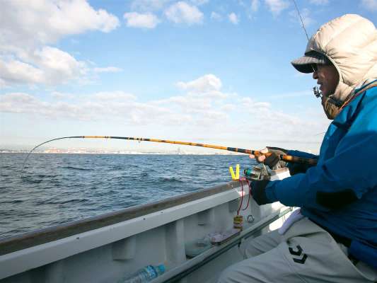 和竿で楽しんでいる釣り人。竿の調子はシロギスの基本の形だ。 &copy;釣りビジョン