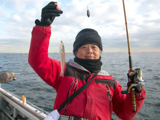 一投目からシロギスを釣り上げた。 &copy;釣りビジョン