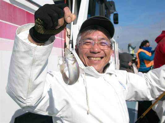 和竿で楽しそうに良型ゲット。 &copy;釣りビジョン