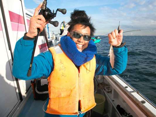 両軸リールの人にもシロギスがヒット。 &copy;釣りビジョン