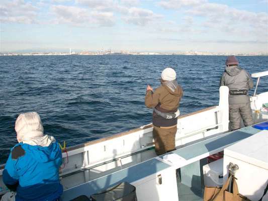 大きく誘う常連さん。 &copy;釣りビジョン