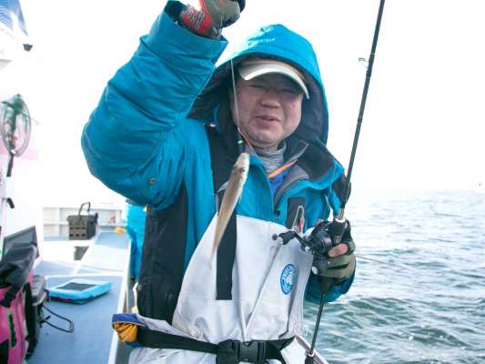 「日陰側は寒いけどね」と連続ヒットで楽しそうだ。 &copy;釣りビジョン