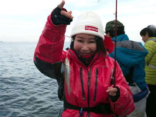 女性アングラーにもシロギスがヒット。 &copy;釣りビジョン