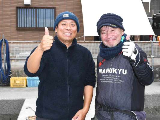 親切な長崎功船長（左側）。 &copy;釣りビジョン