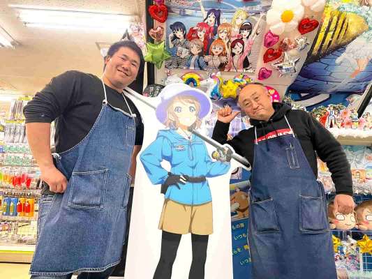 いつも元気なタイシの店員さん！真ん中は沼津が舞台となっている人気アニメ「ラブライブ！サンシャイン‼」の曜ちゃん！このアニメは沼津の色々な企業とコラボしていてこちらのタイシさんも絶賛コラボ中！聖地巡礼としてここを訪れ釣りを始める人もいるのだとか。圧巻のディスプレイも必見！ &copy;釣りビジョン