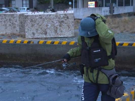 今回の風は半端ない！時折吹く強風が手元を鈍らせる。川上はこんな状況の時は「あえて風の真正面に進んで行く方が良い」「キャストの距離は潰れても釣りが成立しやすい」と言う。風を受けながら前へ前へ進むのみ！フォールの時はあまりテンションをかけずにエギに任せ、風が弱まった瞬間にいろいろと試してみることが大切。 &copy;釣りビジョン