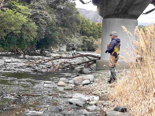 友人達は峰大橋周辺を探るが午後になっても状況は変わらず厳しい状況が続いた。 &copy;釣りビジョン