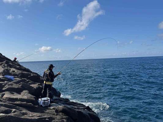 大山さんに早速ヒット！さすがは余裕のやり取りだ！ &copy;釣りビジョン