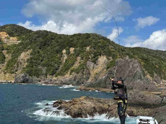 グレを連発させる大山さん &copy;釣りビジョン