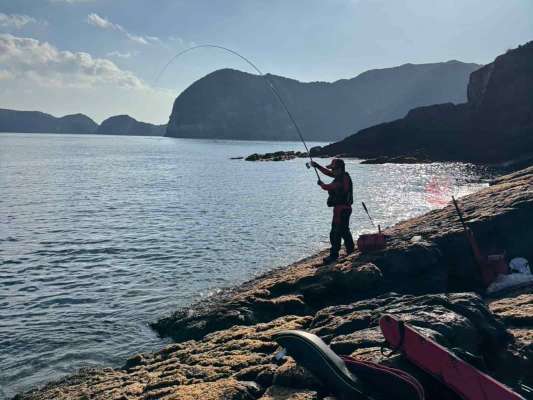 なんとか足元で交わそうとしても、すぐに入られてしまう。 &copy;釣りビジョン