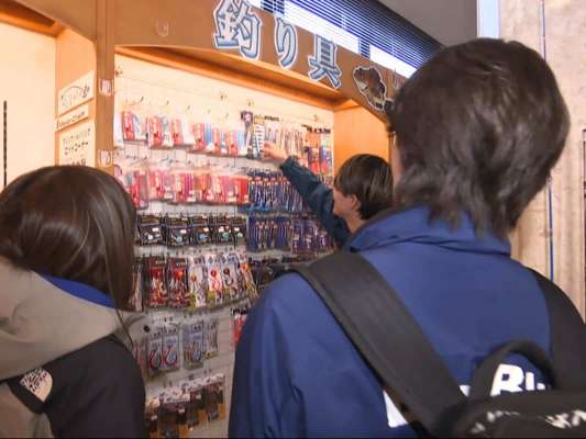 “あわかん”では、ボートでの釣りも楽しめるため、オフショアの釣具も取り揃えた釣具コーナーがある。さらに、釣り場には常時スタッフもいてサポートしてくれるので安心。レンタルタックル、餌などの用意もあり、子供でも手軽に釣りが楽しめる。&copy;釣りビジョン