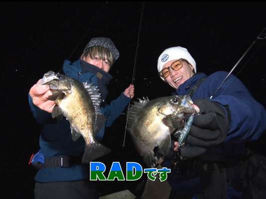 高橋は「ブローウィン」で無双。外山は、放置が強いと「スネコン」で釣り、みさおは「アービン」で良型メバルを連発。「レンジが上の方にいるメバルは躊躇なく喰ってくる」と、見事プラグゲームがハマった。「プラグでこんなに遊べるって本当に素晴らしい」と3人。 &copy;釣りビジョン