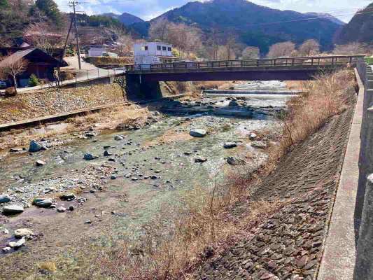 道の駅前のポイントへ！川幅が広くなると渇水の影響で浅場が増えた。 &copy;釣りビジョン