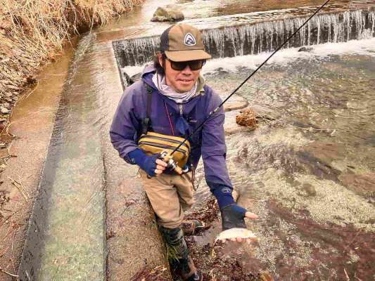 友人も連チャン！橋の上から釣りを見ているとルアーをチェイスする魚たちがよく見えた！ &copy;釣りビジョン