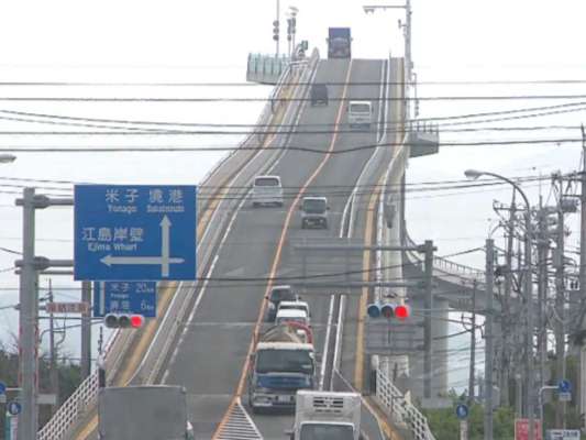 最上部は高さ45m。その急な勾配から、「ベタ踏み坂」と呼ばれている、島根県松江市の江島大橋。番組内ではこうした観光スポットなども紹介している。 &copy;釣りビジョン