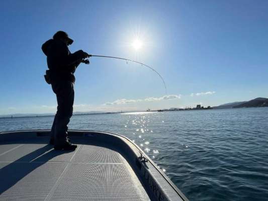 世界を舞台に数々の魚と対峙してきた、唯一無二のフィッシングデモンストレーター・村田基。『魚種格闘技戦』の最新話では、難しい端境期の境水道に挑む！ &copy;釣りビジョン