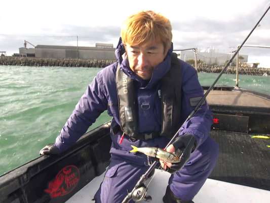 ヒットルアー「アーマジョイント190SF」を片手に狙いを語る奥田学氏。 &copy;釣りビジョン